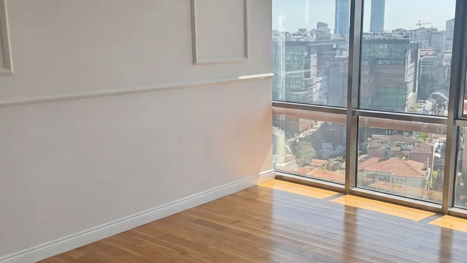 Oda boşaltma sonrası sadeleştirilmiş emlak odası